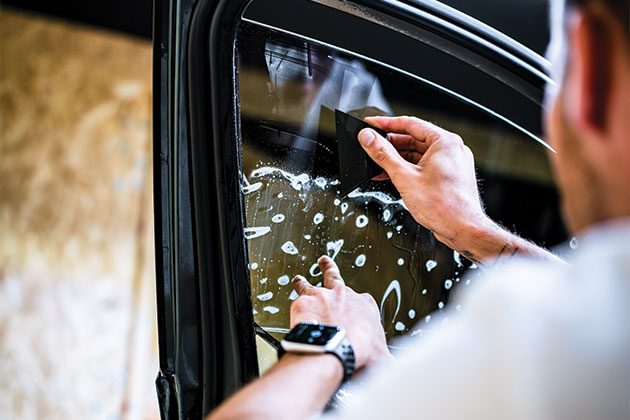 Lepenie zatmavovacej autofólie na osobný automobil